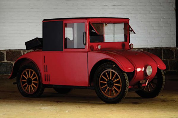 Съкратено от Hannoversche Maschinenbau AG и посочва както родния град на компанията, така и широкия спектър от нейните дейности.

Производството на леки автомобили е само малка част от бизнеса. Марката произвежда няколко модела &ndash; включително любопитния 2/10 на снимката тук, известен поради формата си като Kommissbrot - след вид немски хляб от 20-те и 30-те години на миналия век.

Може би най-известният от тях е Rekord, един от първите автомобили, предлагани с дизелов двигател (въпреки че е наличен и бензинов агрегат). Съвременник на иновативните тогава Citro&euml;n Rosalie и Mercedes 260D.